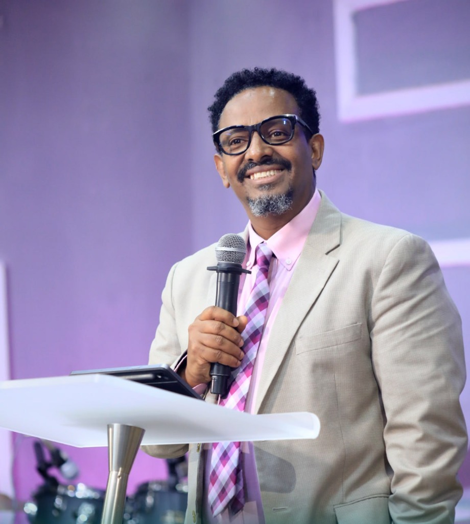 መጋቢ ዘሪሁን ኃይለሚካኤል በመድረክ ላይ ሲያገለግሉ